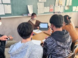 スライドを見せながら発表する生徒